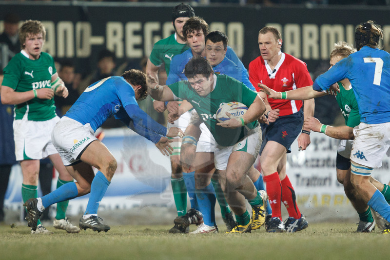 RBS 6 Nazioni Under 20 2011, Parma, Stadio XXV Aprile, 4/02/2011, Italia U20 v Irlanda U20. Martin Moore si prepara al contatto con Luca Morisi