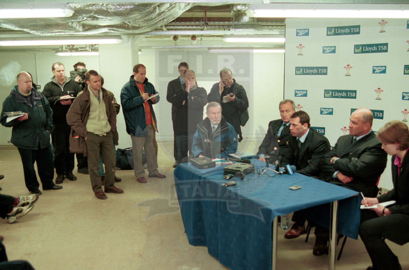 Lloyds TSB Sei Nazioni 2000, Round 2, Cardiff, Millennium Stadium 19/02/2000, Galles v Italia, conferenza stampa dopo il match, con Alessandro Troncon e Brad Johnstone. Foto Daniele Resini/Fotosportit