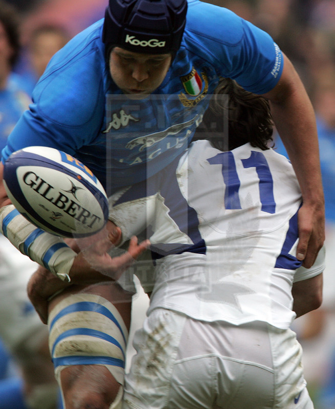 Sei Nazioni 2006, Parigi, Stade de France 25/02/2006, Francia v Italia, Carlo del Fava perde palla su un placcaggio frontale.
