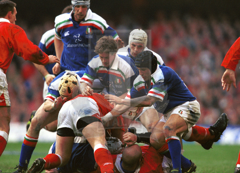 Lloyds TSB Sei Nazioni 2000, Round 2, Cardiff, Millennium Stadium 19/02/2000, Galles v Italia, Diego Dominguez e Marco Rivaro arrivano su una ruck. Foto Daniele Resini/Fotosportit
