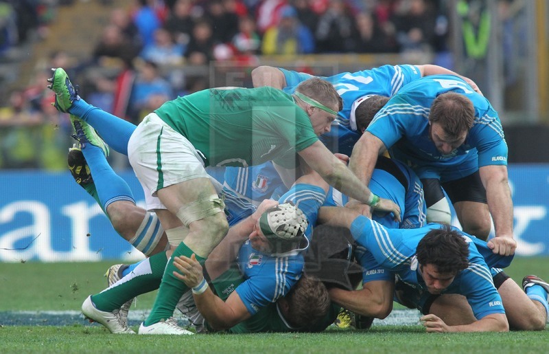 Sei Nazioni 2013, Roma, stadio Olimpico 16/03/2013, Italia v Irlanda, ruck vincente degli Azzurri, con Minto, McLean e Pavanello. Heaslip subisce.