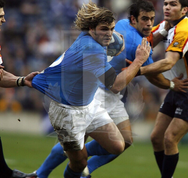 Rbs Sei Nazioni 2007, Edimburgo, Murrayfield 24/02/2007, Scozia v Italia, Mirco Bergamasco trattenuto da un avversario, con Gonzalo Canale. Foto Daniele Resini/Fotosportit