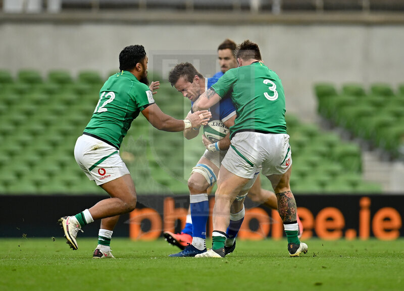 Guinness Sei Nazioni 2020, Round 4, Dublino, Aviva Stadium 24/10/2020, Irlanda v Italia, Braam Steyn preso da Aki e Porter. Foto Seb Daly/Fotosportit