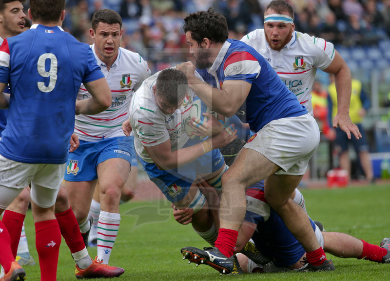 Guinness Sei Nazioni 2019, Round 5, Roma, Stadio Olimpico, 16/03/2019, Italia v Francia. Jake Polledri placcato da Camille Chat e Etienne Falgoux. Foto Roberto Bregani/Fotosportit