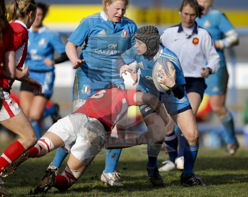RBS 6 Nazioni Femminile 2013, Benevento, Campo Pace Vecchia, 24-02-2013, Italia v Galles. Paola Zangirolami attaccata da Rachel Taylor