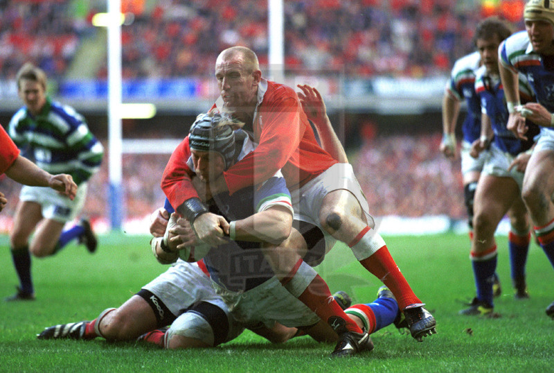 Lloyds TSB Sei Nazioni 2000, Round 2, Cardiff, Millennium Stadium 19/02/2000, Galles v Italia, la carica di Wim Visser che marca la meta preso alto da Gareth Thomas. Foto Daniele Resini/Fotosportit