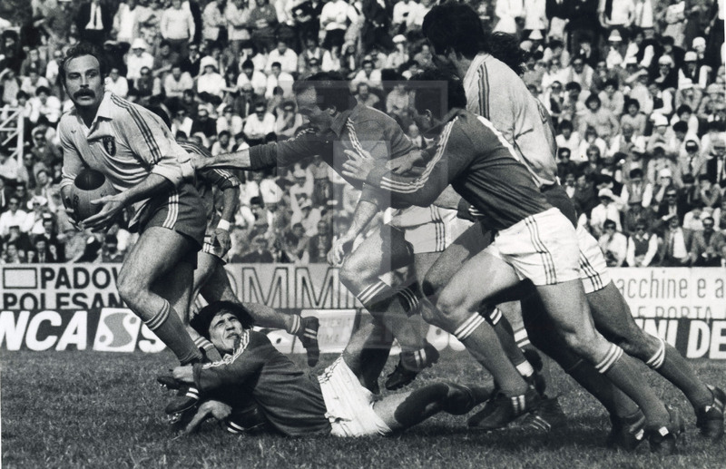 Coppa Europa Fira, Rovigo, stadio Battaglini 11/04/19824, Italia v Romania, Alessandro Ghini attacca con Nicolosi e Annibal in sostegno. Accorre Giorgio Morelli. Foto Daniele Resini/Fotosportit