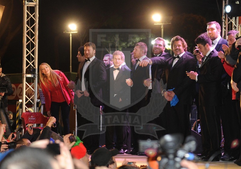 RBS 6 Nazioni 2013, Roma, Stadio Olimpico, 16-03-2013, Italia v Irlanda. gli azzurri festeggiano al villaggio con i tifosi