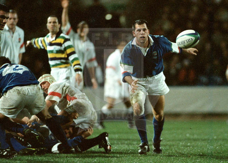 Rugby World Cup 1999, qualificazioni, Huddersfield 22/11/1998, Inghilterra v Italia, Alessandro Troncon apre palla. Foto Daniele Resini/Fotosportit