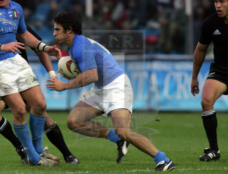 Jaguar Test match 2004, Roma, stadio Flaminio 13/11/2004, Italia v Nuova Zelanda, Ludovico Nitoglia cerca spazio. Foto Daniele Resini/Fotosportit