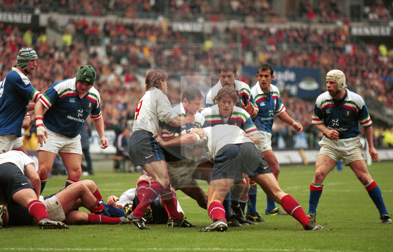 Lloyds TSB Sei Nazioni 2000, Round 5, Parigi, Stade de France 01/04/2000, Francia v Italia, Luca Martin impatta. Dominguez sostiene. Foto Daniele Resini/Fotosportit