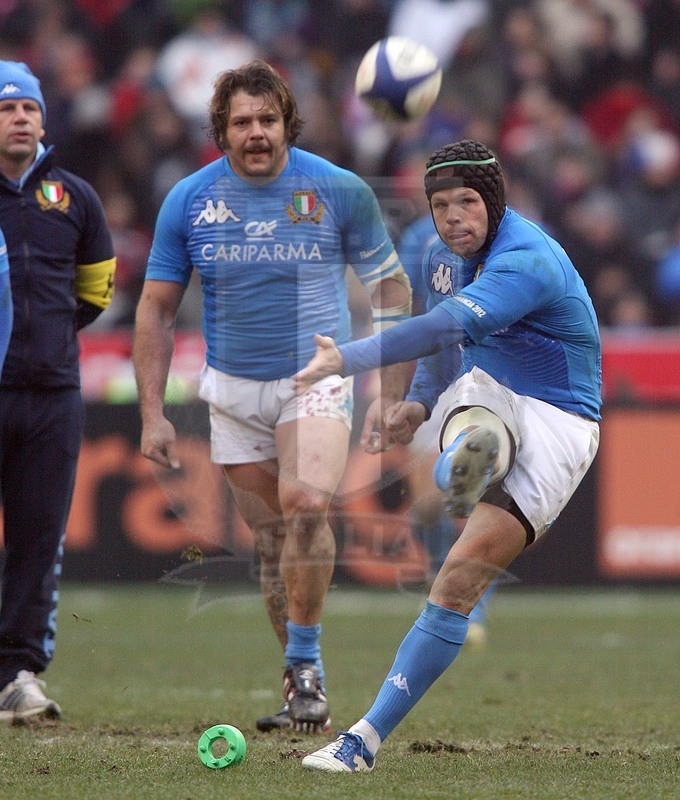 Rbs Sei Nazioni 2012, Round 1, Parigi, Stade de France 04/02/2012, Francia v Italia, Kris Burton al piazzato. Dietro, Lo Cicero e Troncon. Foto Daniele Resini/Fotosportit