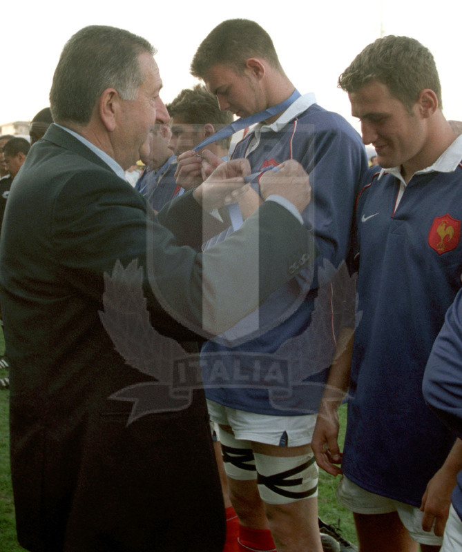 Rugby Europe Under18 Championship, prima edizione, Veneto 2004, il presidente federale Giancarlo Dondi premia i francesi, vincitori del torneo. Foto Daniele Resini/Fotosportit