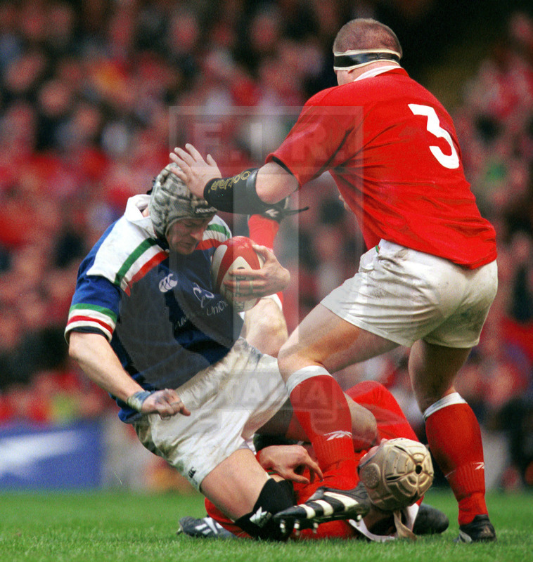 Lloyds TSB Sei Nazioni 2000, Round 2, Cardiff, Millennium Stadium 19/02/2000, Galles v Italia, Carlo Checchinato placcato. Foto Daniele Resini/Fotosportit