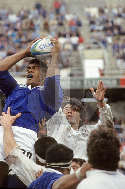 Rugby World Cup 1995, Pool B, East London, Basil Kenyon 27/05/1995, Italia v Western Samoa, touche conquistata da Samoa. Pedroni contrasta. Foto Daniele Resini/Fotosportit