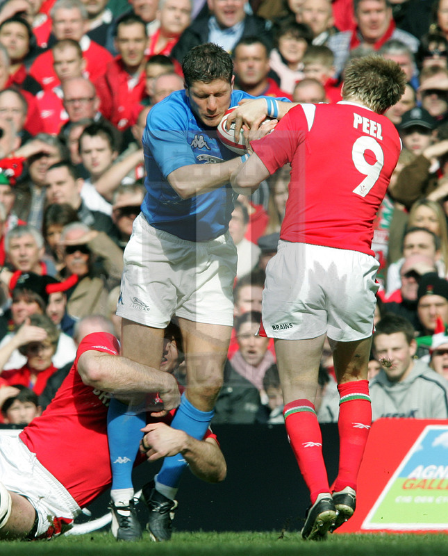 Rbs Sei Nazioni 2006, Round 3, Cardiff, Millennium Stadium 11/03/2006, Galle v Italia, Ezio Galon difende palla da Peel. Foto Daniele Resini/Fotosportit