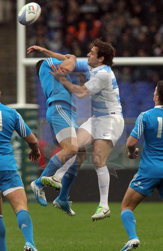 Cariparma test match 2013, Roma 23/11/2013, Italia v Argentina, Nicolas Sanchez su un pallone alto. Foto Daniele Resini/Fotosportit