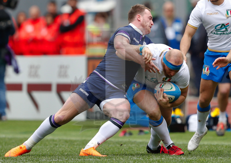 Natwest Sei Nazioni 2018, Roma, Stadio Olimpico, 17/03/2018, Italia v Scozia. Leonardo Ghiraldini placcato da Stuart Hogg.. Foto: Roberto Bregani/Fotosportit