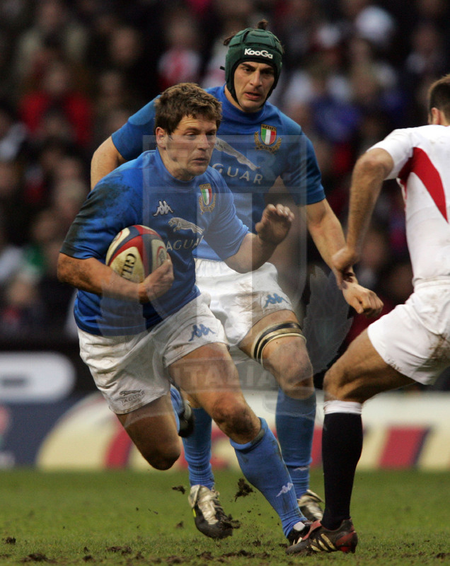Rbs Sei Nazioni 2005, Londra, Twickenham 12/03/2005, Inghilterra v Italia, Walter Pozzebon con Silvio Orlando in sostegno. Foto Daniele Resini/Fotosportit