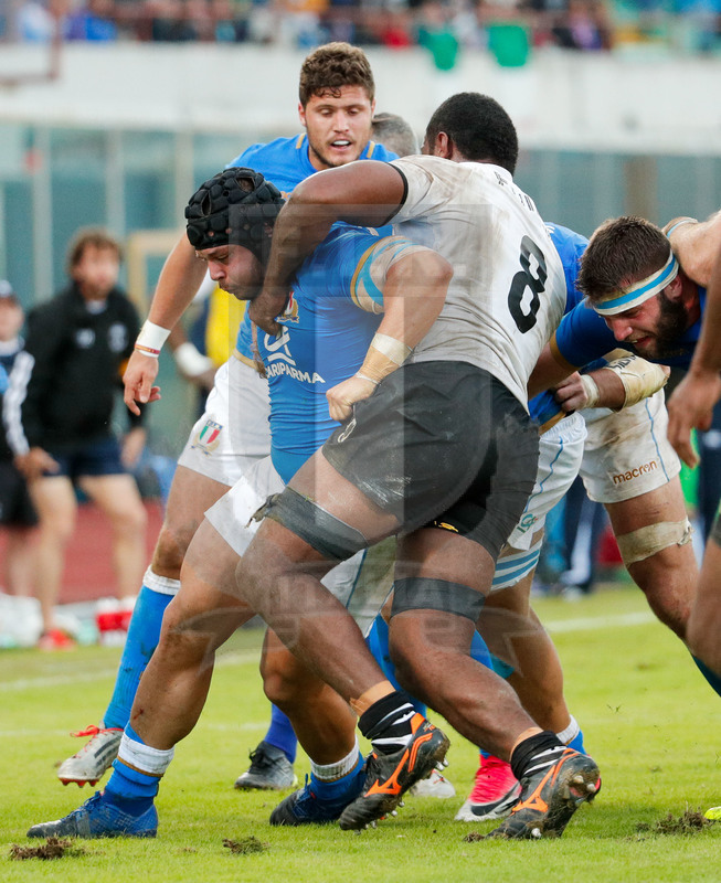 Credit Agricole Cariparma Test Match 2017, Catania, Stadio Massimino, 11-11-2017, Italia v Fiji. Federico Zani preso alto da Nemani Nagusa Foto: Roberto Bregani / Fotosportit