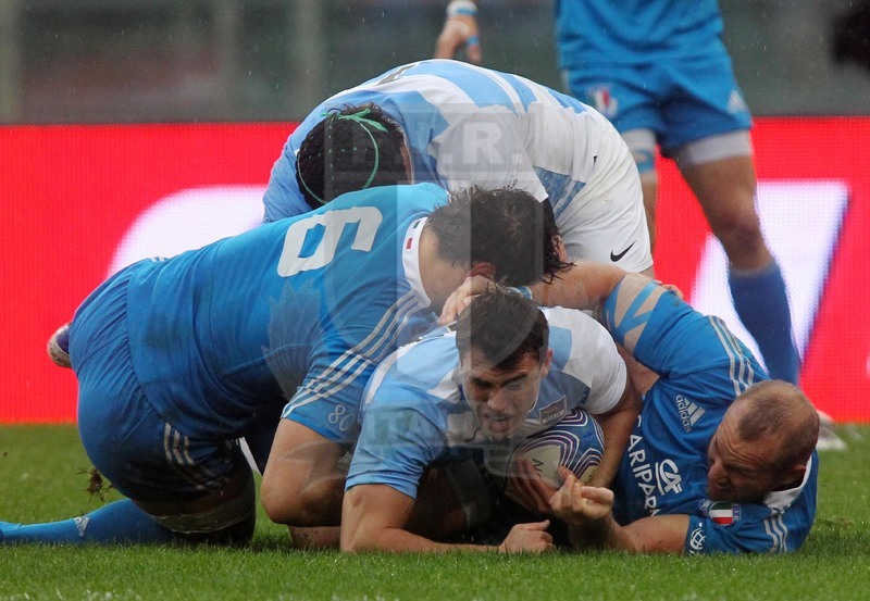Cariparma test match 2013, Roma 23/11/2013, Italia v Argentina, Juan Imhoff atterrato da Zanni e Ghiraldini. Foto Daniele Resini/Fotosportit