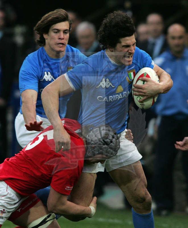 Sei Nazioni 2007, Roma, stadio Flaminio 10/03/2007, Italia v Galles, Alessandro Zanni forza un placcaggio. Foto Daniele Resini/Fotosportit