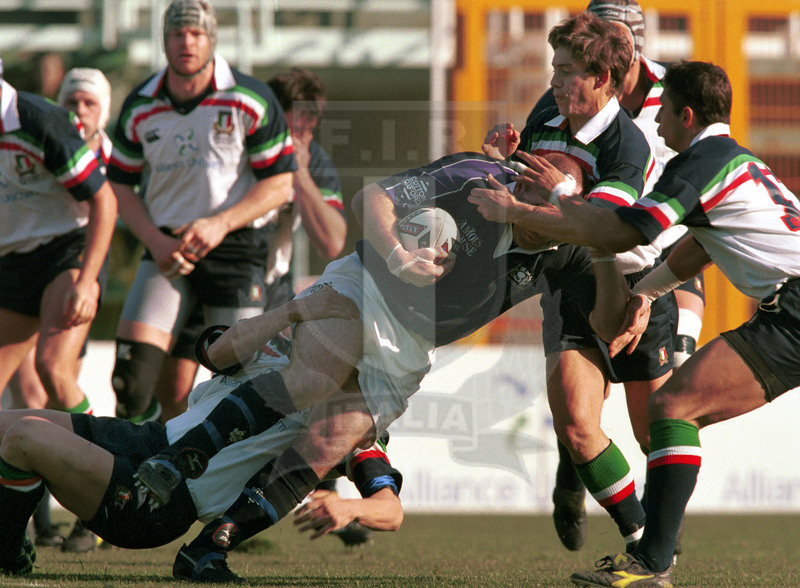 Lloyds TSB Sei Nazioni 2000, Round 1, Roma, stadio Flaminio 05/02/2000, Italia v Scozia, Gordon Simpson portato a terra da Luca Martin. Foto Daniele Resini/Fotosportit