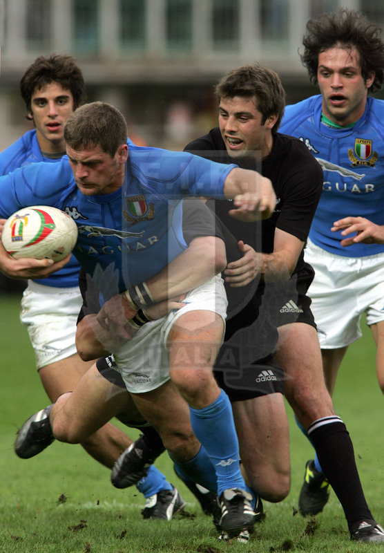 Jaguar Test match 2004, Roma, stadio Flaminio 13/11/2004, Italia v Nuova Zelanda, Walter Pozzebon preso da Conrad Smith. Foto Daniele Resini/Fotosportit