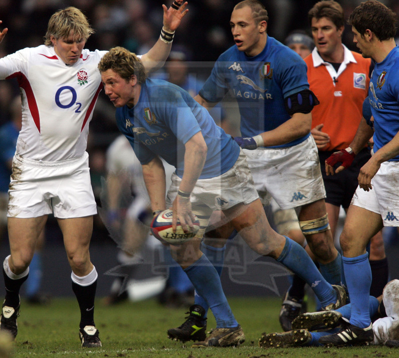Rbs Sei Nazioni 2005, Londra, Twickenham 12/03/2005, Inghilterra v Italia, Aaron Persico batte velocemente con Sergio Parisse in sostegno. Foto Daniele Resini/Fotosportit