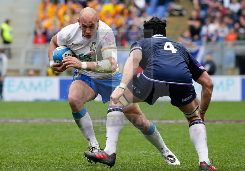 Natwest Sei Nazioni 2018, Roma, Stadio Olimpico, 17/03/2018, Italia v Scozia. Una carica di Sergio Parisse su Tim Swinson. Foto: Roberto Bregani/Fotosportit