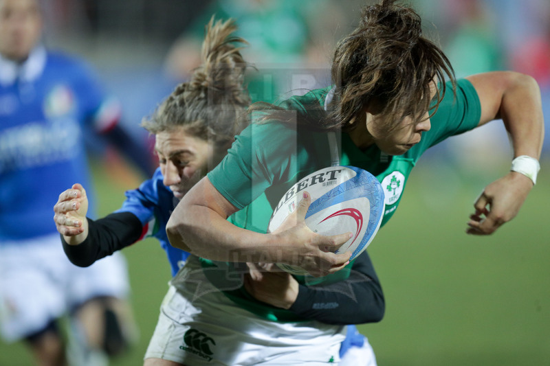 Guinness Sei Nazioni 2019 Donne, Round 3, Parma, Stadio Lanfranchi, 23/02/2019, Italia Donne v Irlanda Donne. Una carica di Sene Naoupu, placcata da Sofia Stefan. Foto Roberto Bregani/Fotosportit