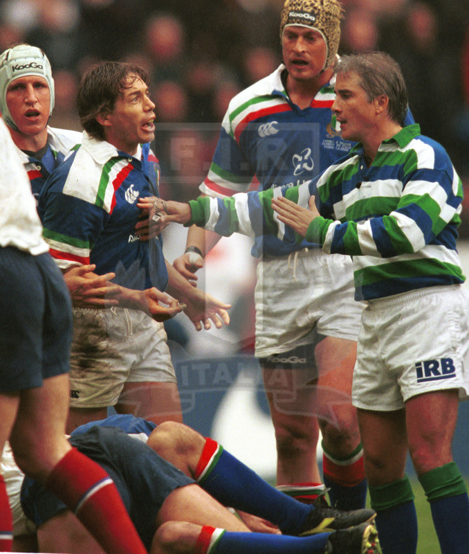 Lloyds TSB Sei Nazioni 2000, Round 5, Parigi, Stade de France 01/04/2000, Francia v Italia, proteste di Diego Dominguez con l\
