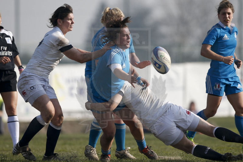RBS 6 Nazioni Femminile 2014, Rovato (BS), Stadio Giulio e Silvio Pagani, 16-03-2014, Italia v Inghilterra. Un off-load di Melissa Bettoni. Foto: Roberto Bregani