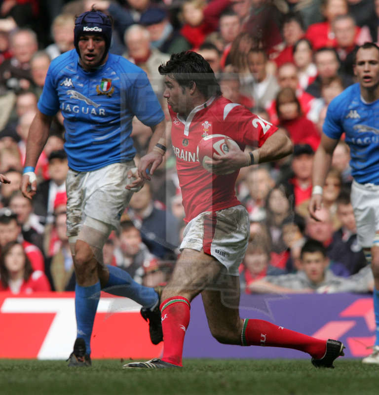 Rbs Sei Nazioni 2006, Round 3, Cardiff, Millennium Stadium 11/03/2006, Galle v Italia, Finta di Michael Phillips. Dellapè controlla. Foto Daniele Resini/Fotosportit