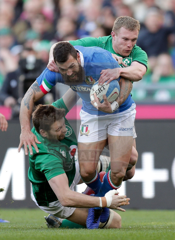 Guinness Sei Nazioni 2019, Round 3, Roma, Stadio Olimpico, 24/02/2019, Italia v Irlanda. Jarden Hayward cerca di forzare il blocco difensivo di Iain Henderson (sin) e Keith Earls. Foto Roberto Bregani/Fotosportit