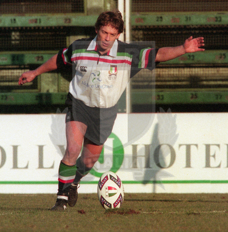 Lloyds TSB Sei Nazioni 2000, Round 1, Roma, stadio Flaminio 05/02/2000, Italia v Scozia, Diego Dominguez al calcio piazzato. Foto Daniele Resini/Fotosportit