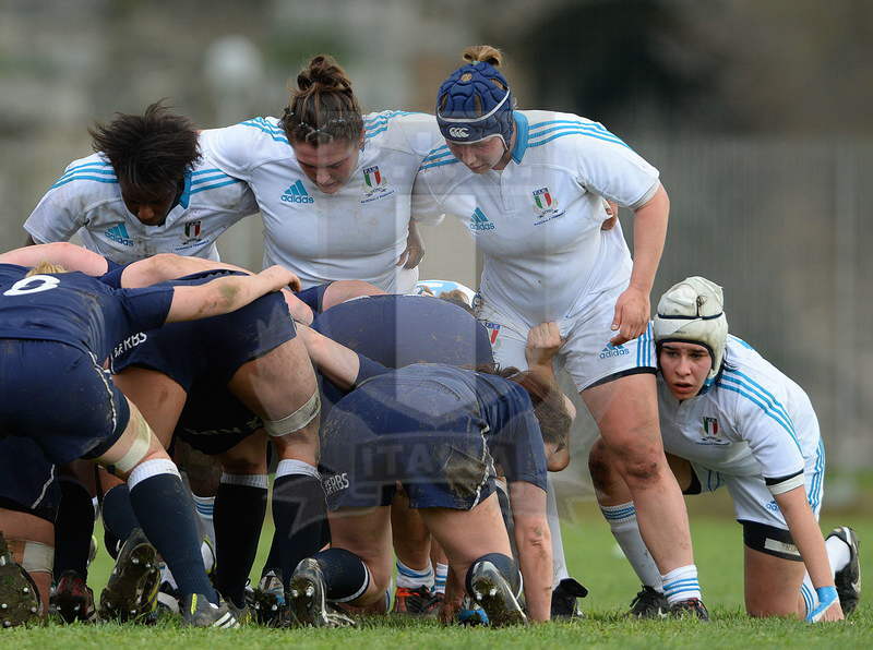 Sei Nazioni Donne 2014, Santa Maria Capua Vetere, stadio Francesco Casino, 23-02-2014, Italia Donne v Scozia Donne. Prima linea azzurra: da sinistra Awa Coulibaly, Melissa Bettoni, Marta Ferrari a terra Ilaria Arrighetti, foto: Massimiliano Pratelli