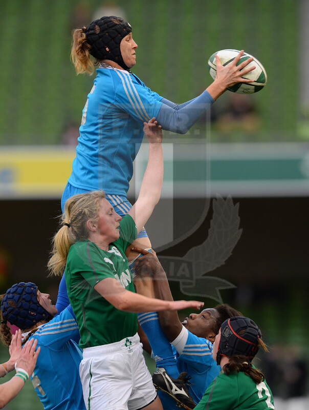 Sei Nazioni femminile 2014, Dublino, Aviva Stadium, 08-03-2014, Irlanda v Italia, Alice Trevisan in touche, foto: Massimiliano Pratelli