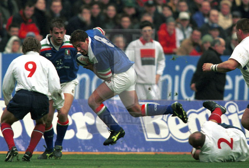Lloyds TSB Sei Nazioni 2000, Round 5, Parigi, Stade de France 01/04/2000, Francia v Italia, Andrea De Rossi sfugge a Dal Maso. Foto Daniele Resini/Fotosportit