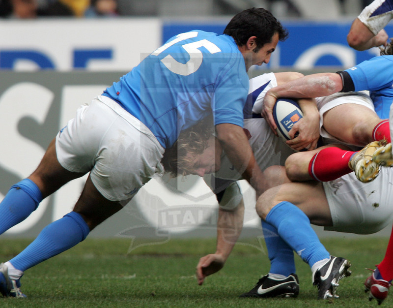 Sei Nazioni 2006, Parigi, Stade de France 25/02/2006, Francia v Italia, Cristian Stoica ferma Rougerie. Foto Daniele Resini/Fotosportit