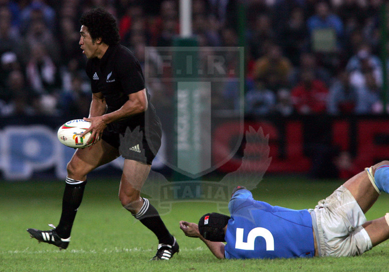 Jaguar Test match 2004, Roma, stadio Flaminio 13/11/2004, Italia v Nuova Zelanda, Mils Muliaina sfugge a Bortolami. Foto Daniele Resini/Fotosportit