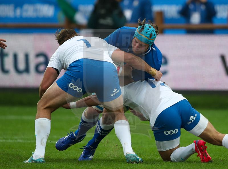Autumn Nations Series 2021, Parma, Stadio Lanfranchi, 20-11-2021, Italia vs Uruguay. Una carica di Marco Fuser contro Mateo Sanguinetti (s) e Santiago Civetta. Foto: Roberto Bregani/Fotosportit