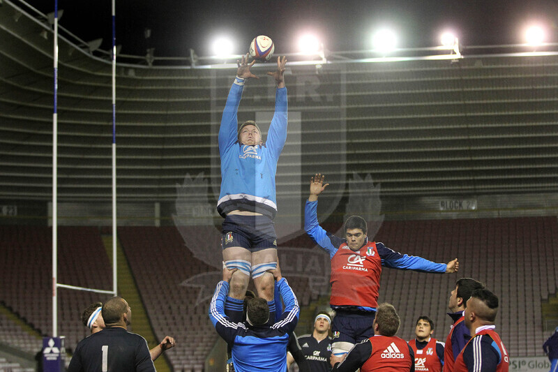 RBS Sei Nazioni 2017, Darlington, Northern Echo Arena 24/02/2017, Inghilterra U20 v Italia U20, il warm up prima del match: Venditti prova una touche.