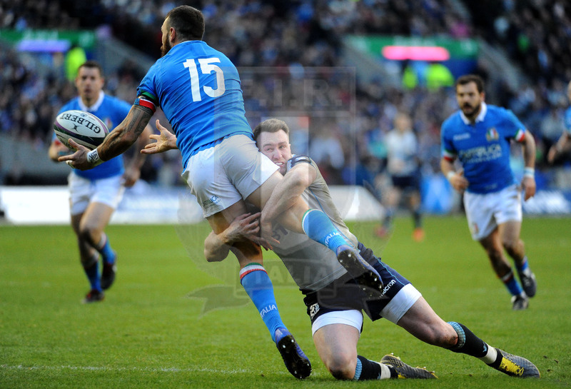 Guinness Sei Nazioni 2019, Round 1, Edimburgo, Murrayfield 02/02/2019, Scozia v Italia, Jaiden Hayward passa palla placcato da Hogg. Foto David Gibson/Fotosportit