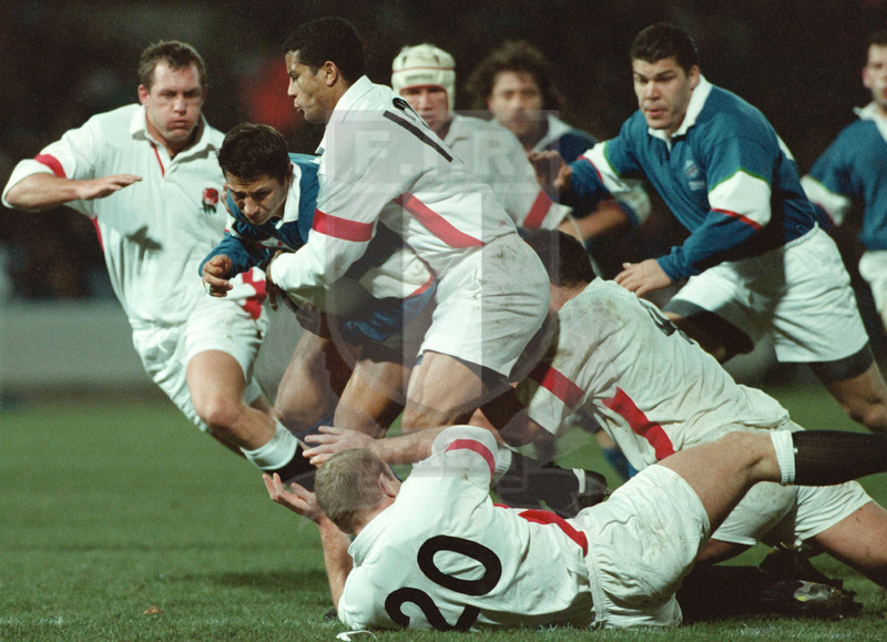 Rugby World Cup 1999, qualificazioni, Huddersfield 22/11/1998, Inghilterra v Italia, Luca Martin fermato da Geremy Guscott. Foto Daniele Resini/Fotosportit
