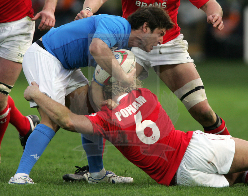 Sei Nazioni 2007, Roma, stadio Flaminio 10/03/2007, Italia v Galles, Ramiro Pez difende palla da Popham. Foto Daniele Resini/Fotosportit