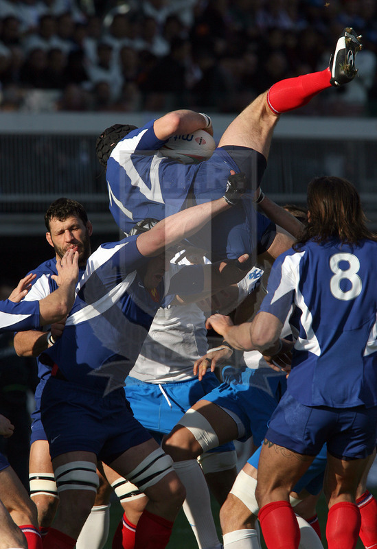 Sei Nazioni 2007, Roma, stadio Flaminio 03/02/2007, Italia v Francia, volo da touche di Jerome Thion. Foto Daniele Resini/Fotosportit