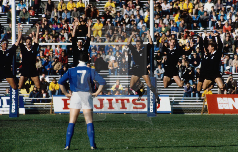 Rugby World Cup 1987, Pool 3, Auckland, Eden Park 22/05/1987, Nuova Zelanda v Italia, la Haka degli All Blacks. Di spalle, Marzio Innocenti. Foto Daniele Resini/Fotosportit