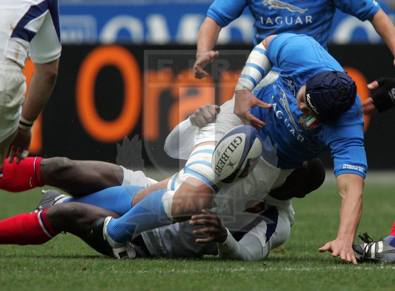 Sei Nazioni 2006, Parigi, Stade de France 25/02/2006, Francia v Italia, Carlo Del Fava, portato a terra, perde palla. Foto Daniele Resini/Fotosportit