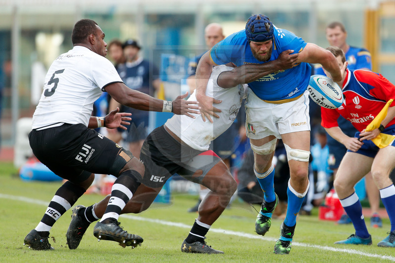 Credit Agricole Cariparma Test Match 2017, Catania, Stadio Massimino, 11-11-2017, Italia v Fiji. Dean Budd attaccato da Josua Tuisova e Leone Nakarawa. Foto: Roberto Bregani / Fotosportit